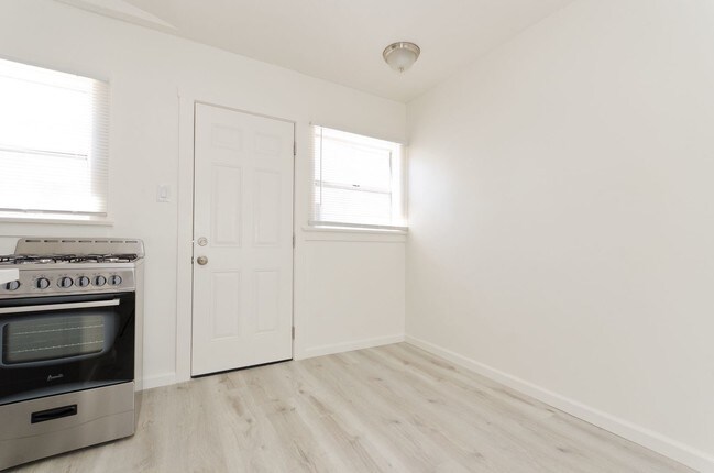 Building Photo - 536 W 48th St
