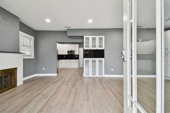 Building Photo - 6810 N Navin Ave