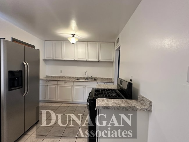 Foto del edificio - Spacious Pet Friendly, 3 bed/1 bath with Den.