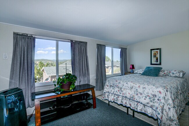 Foto del edificio - 2477 River Trail Rd