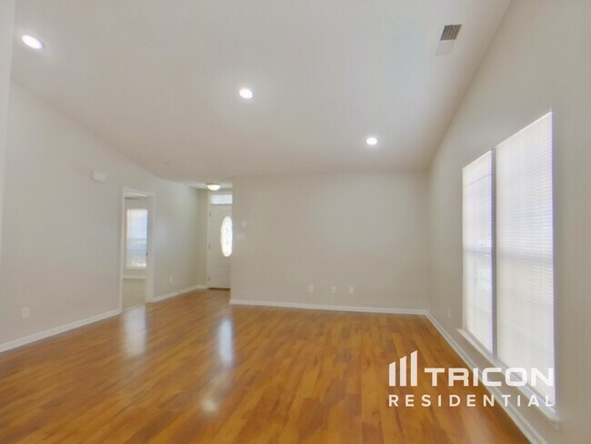 Foto del edificio - 3027 Salmon River Dr