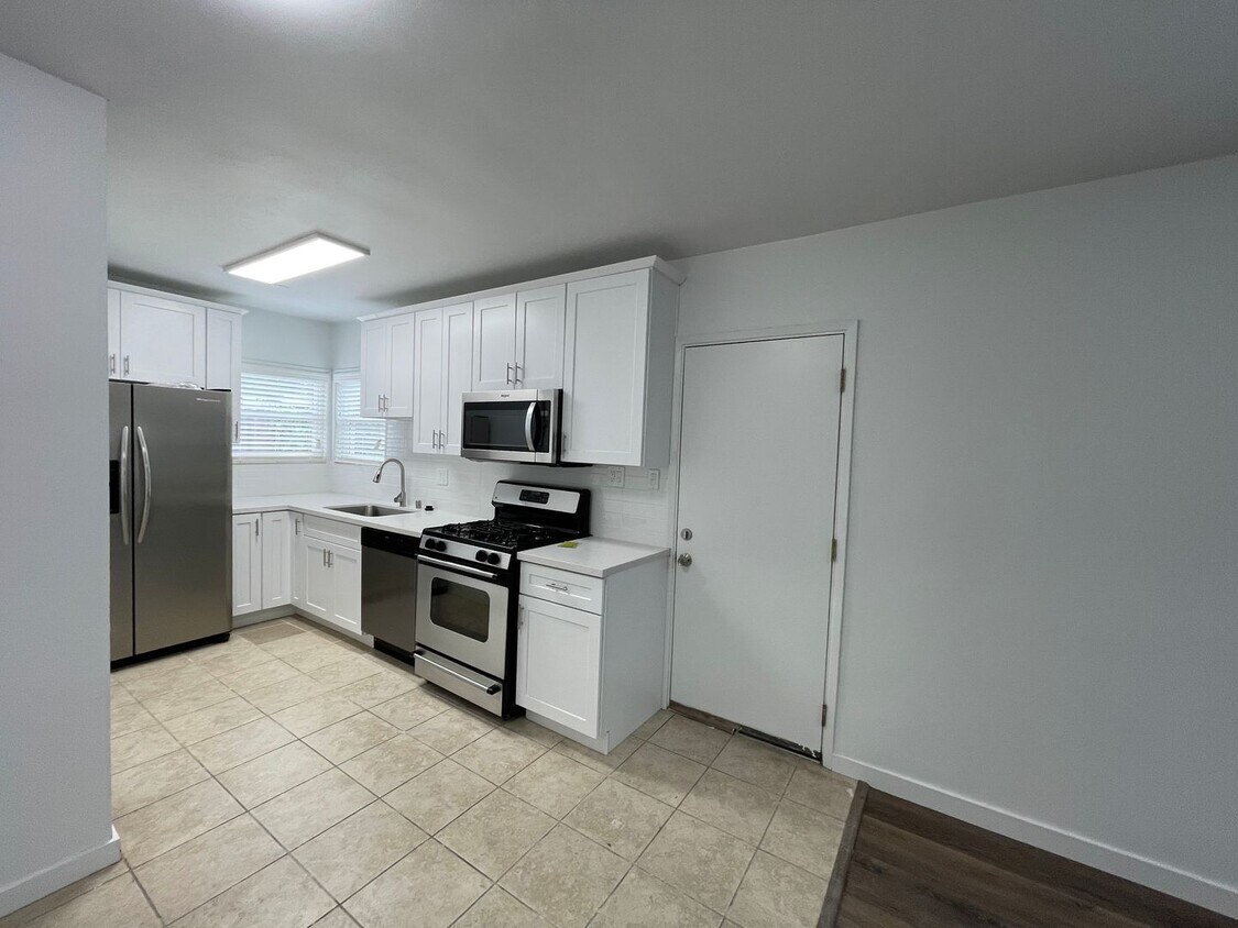 Foto principal - 4962 S Centinela Ave