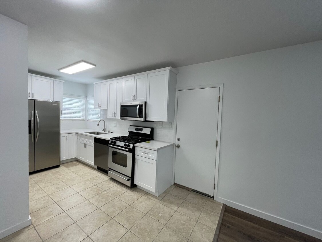 Primary Photo - 4962 S Centinela Ave