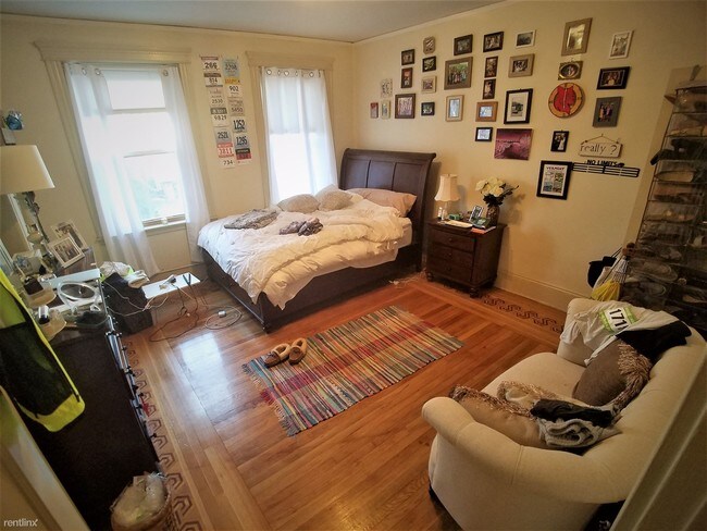 Building Photo - 4 br, 1 bath  - 46 Powell St Apt 7