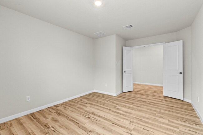 Building Photo - 15011 Maskette Ave