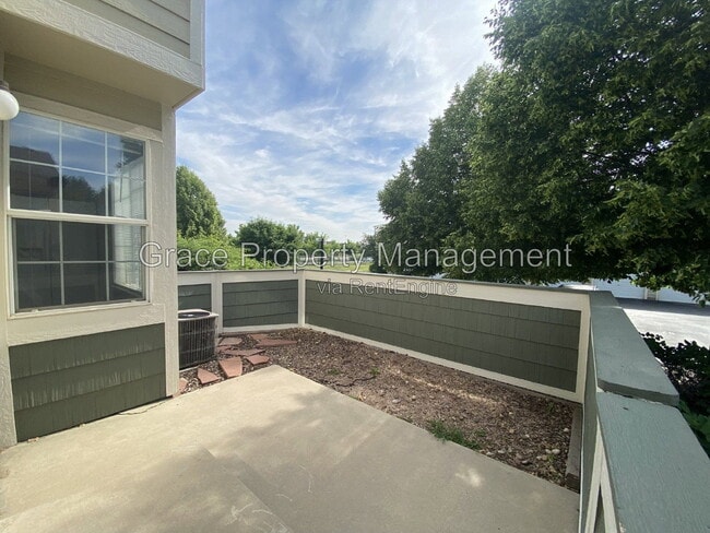 Building Photo - 930 Button Rock Dr