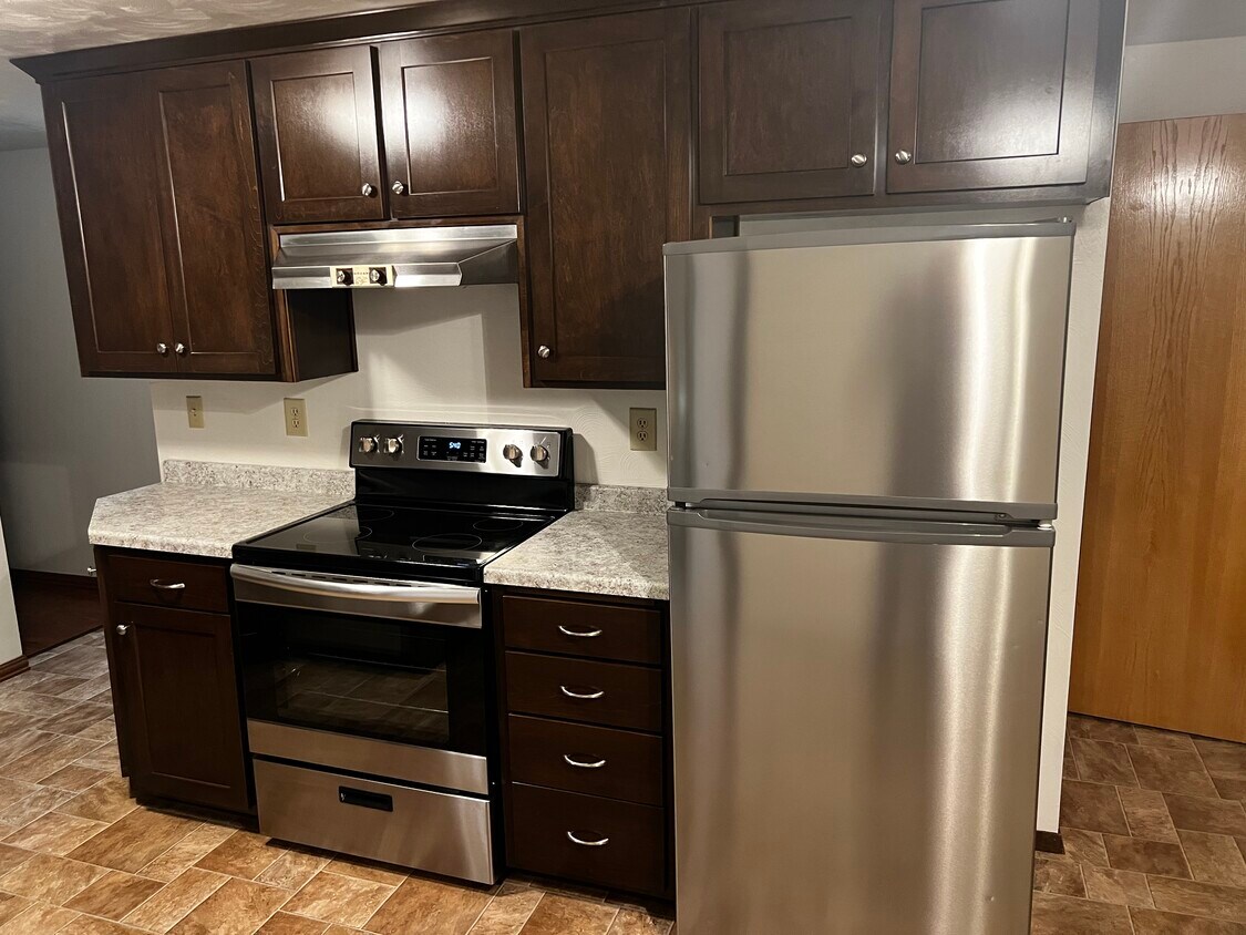 New Stove & Refrigerator - 2503 Heather Rd