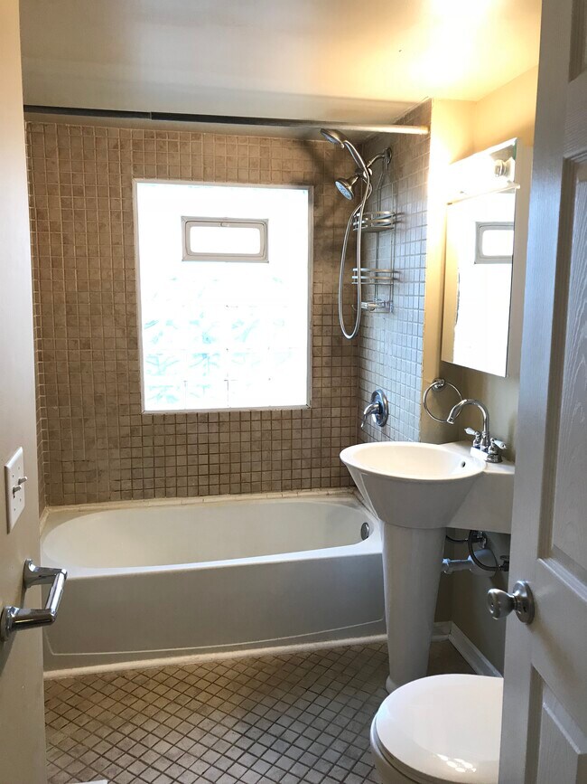 Baño - 4038 Bryant Ave N