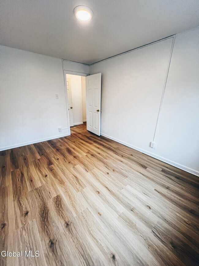 Foto del edificio - 92D Columbia Turnpike