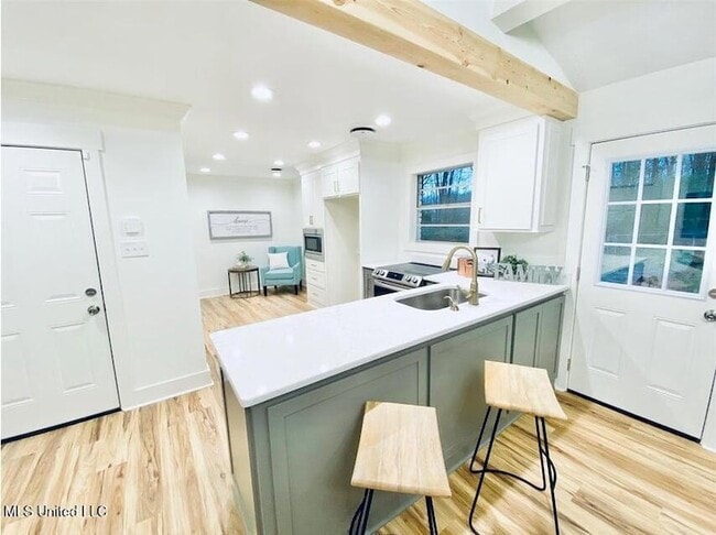 Building Photo - 904 Oakhill Cir