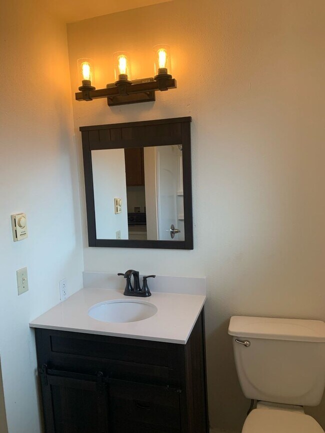 Foto del edificio - 2 Bedroom 1 Bath Large Fenced Yard! Sunnyl...