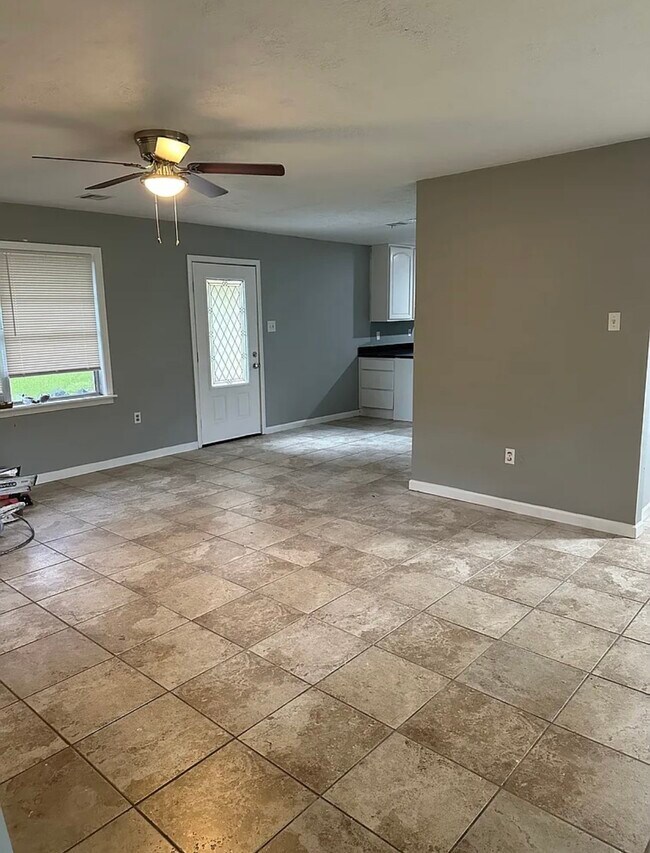 Building Photo - 611 N Shady Ln