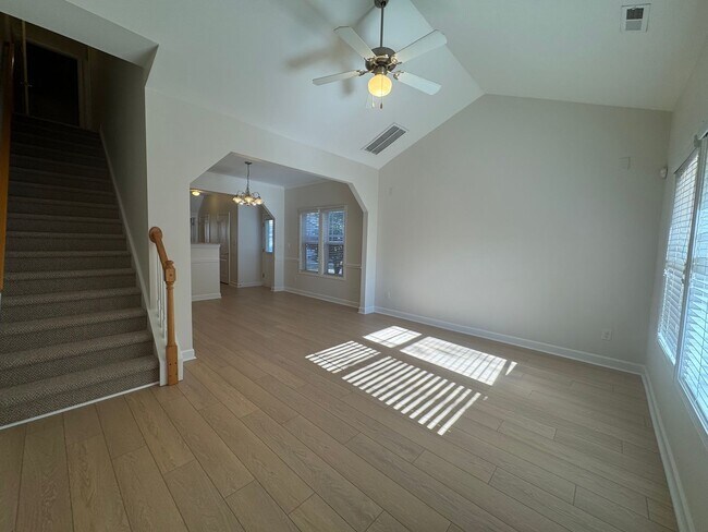 Foto del edificio - Charming 2-Bedroom with Fresh Updates