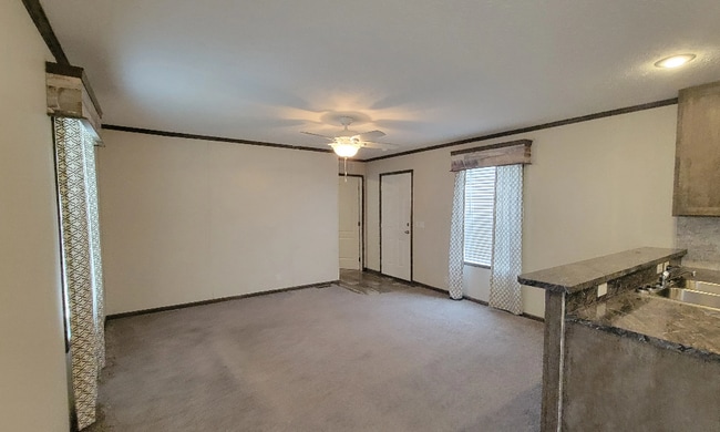Building Photo - 900 Willow Ln