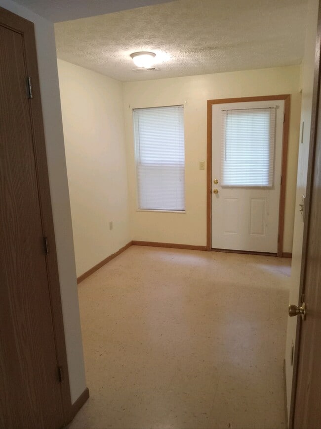 Building Photo - 135 Little Dr