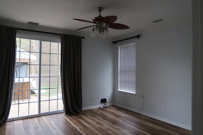 Foto del edificio - 5816 Reon Ct