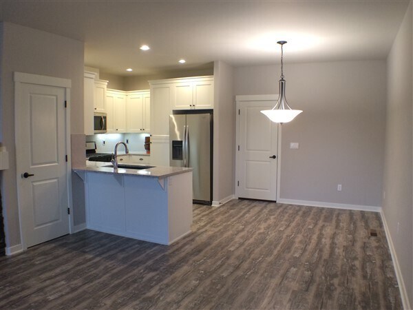 Building Photo - 3 Bedroom / 2.5 Bathroom Townhome in SW Re...