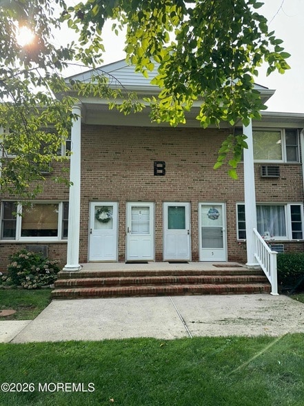 Building Photo - 324 Shore Dr
