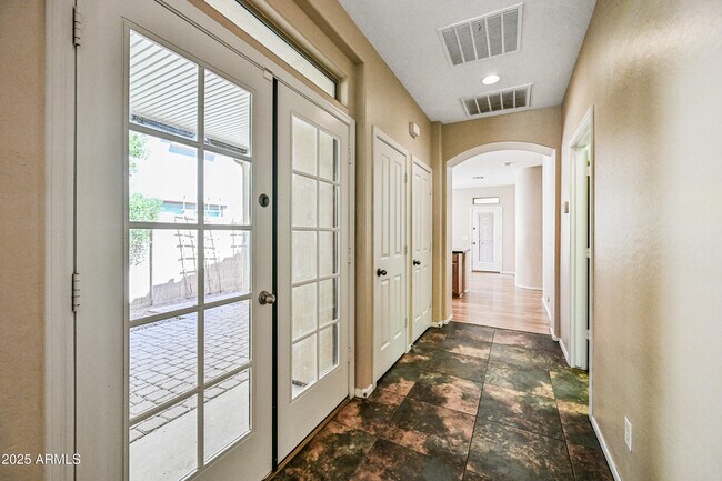 Foto del edificio - 21051 W Court St