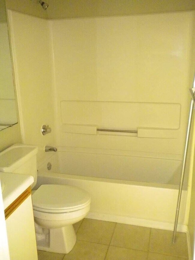 Building Photo - Cute 4bedroom Condo Within Walking Distanc...