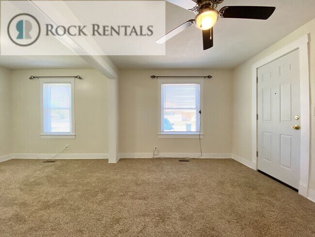 Foto del edificio - Updated 3 Bed 1 Bath with Small Fenced Backyard