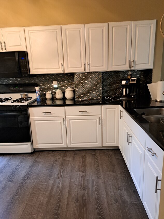Foto principal - 23716 Davenport Ave