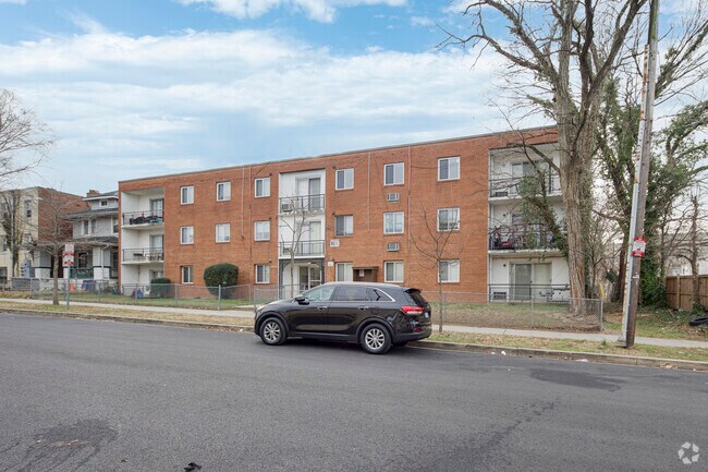 Frente - 1721 T St SE