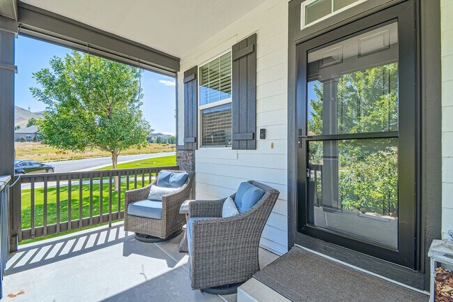 Foto del edificio - Beautiful 4 Bedroom Home with Stunning Vie...