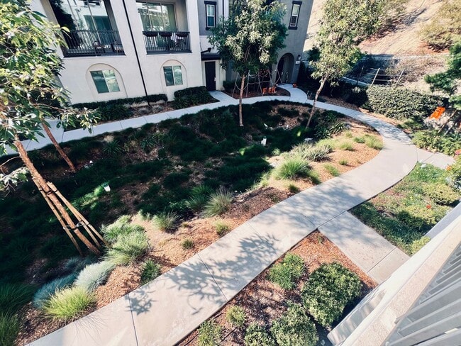 Building Photo - Skyline Vista Townhome with 3 Master Bedrooms