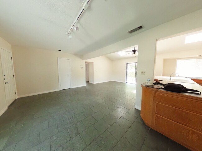 Building Photo - Beautiful Oakhills Home!