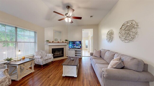 Building Photo - 810 Camellia Ct