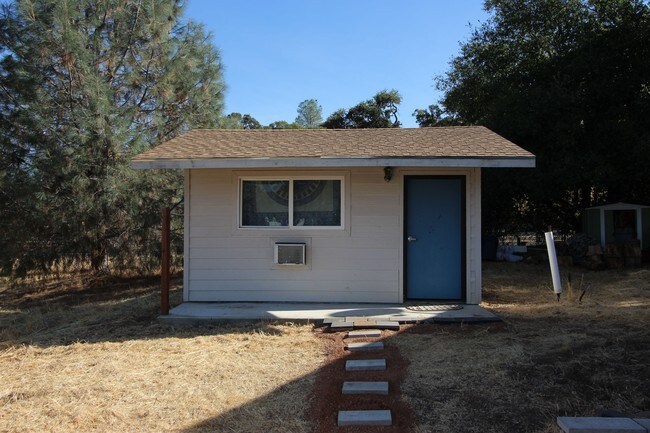 Building Photo - 5860-5880 Live Oak Dr