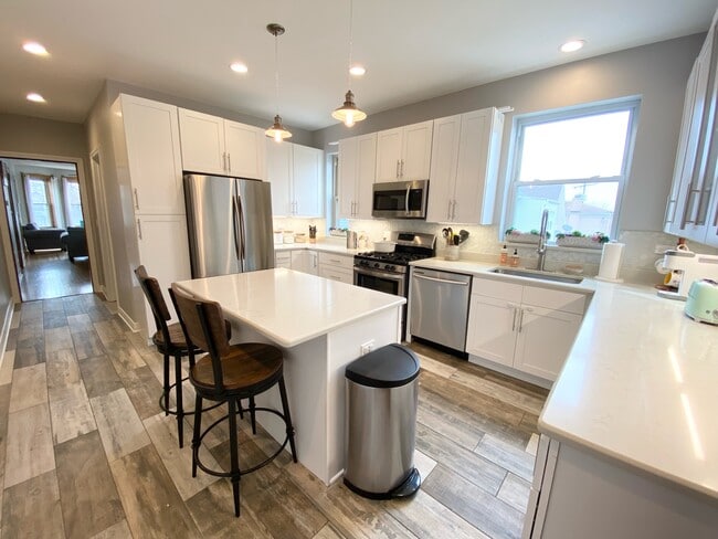Kitchen - 4030 N LeClaire Ave