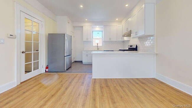 Photo - 68-11 Dartmouth St House