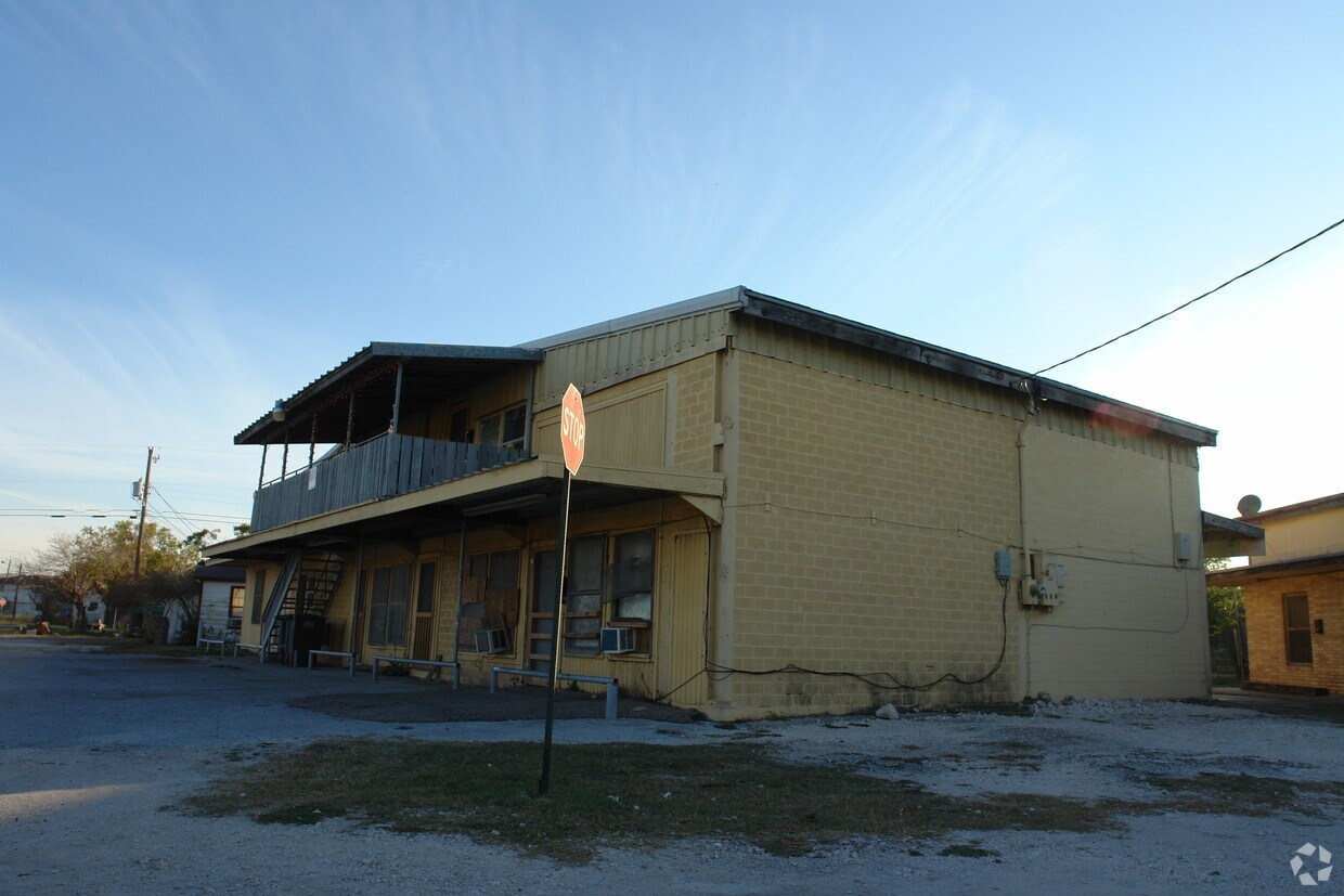 Building Photo - 211 Western At West C Ave