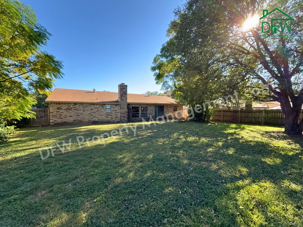 Foto del edificio - Spacious 3-Bedroom Home for Lease with Large Fenced Backyard in Quiet Benbrook Neighborhood