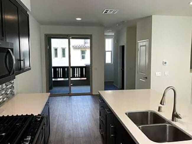 Foto del edificio - Stylish 3-Story Townhome in the Gated Paci...