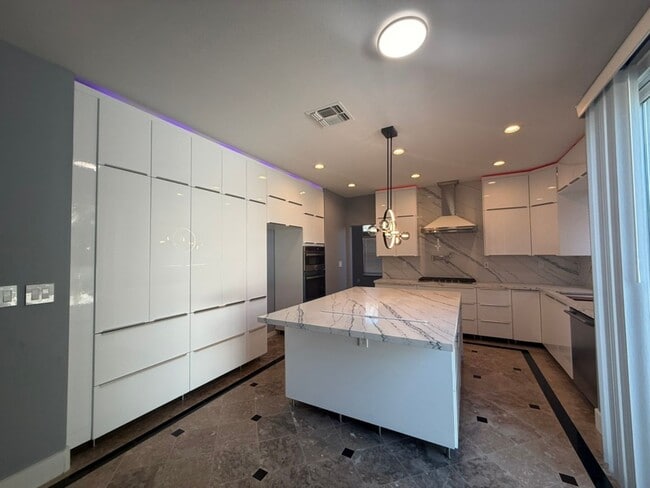 Building Photo - EPIC REA - Fully Renovated 5BR/3BA Home in Lone Tree Estates