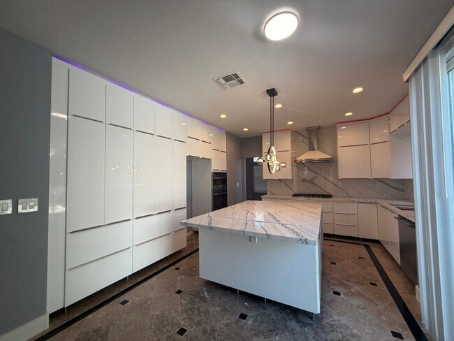 Foto del edificio - EPIC REA - Fully Renovated 5BR/3BA Home in Lone Tree Estates