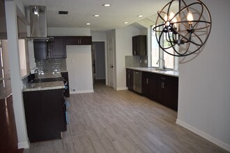 Building Photo - 15807 Mill Hollow Dr