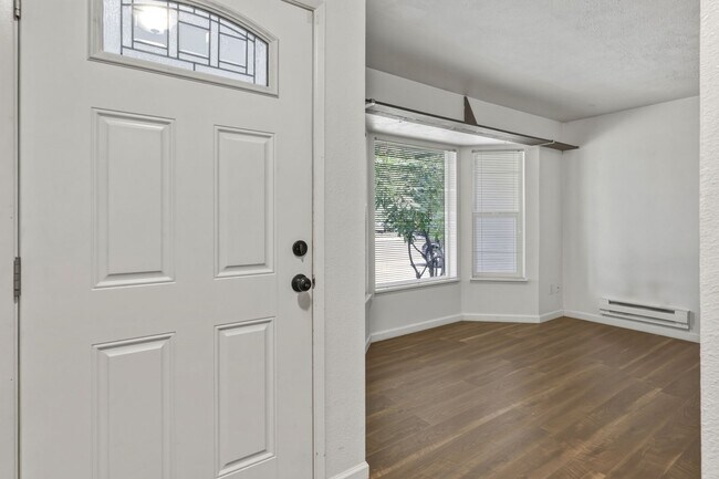 Foto del edificio - MOVE IN READY NOW! 2 bed 1 ba - Great location! Tumwater School District.