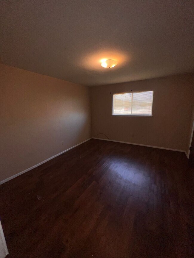 Foto del edificio - 5749 Crestmore Dr