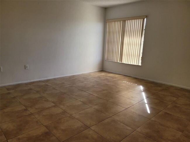 Building Photo - 4158 Inverrary Dr