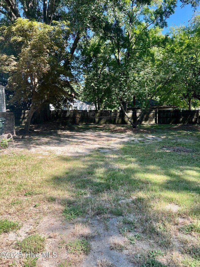 Building Photo - 2607 S Memorial Dr