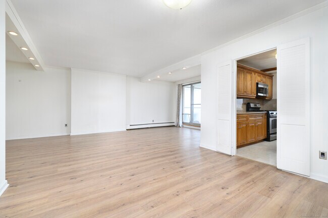 Foto del edificio - 65 Glenbrook Rd