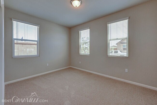 Foto del edificio - 877 Halford Ln