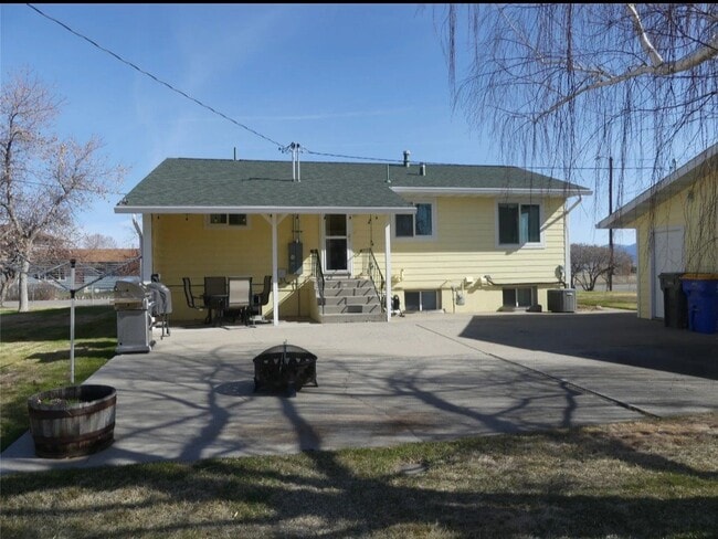 Building Photo - 611 Lewis St