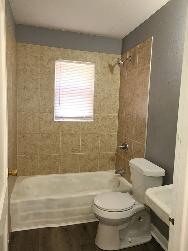 Building Photo - 2 bedroom 1 bathroom