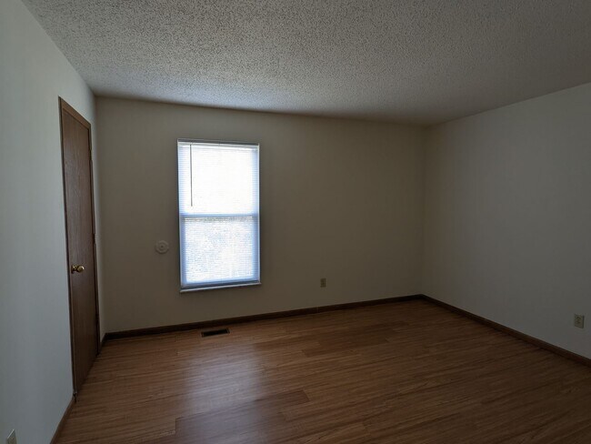 Foto del edificio - 4 bed 1.5 bath home close to I-44