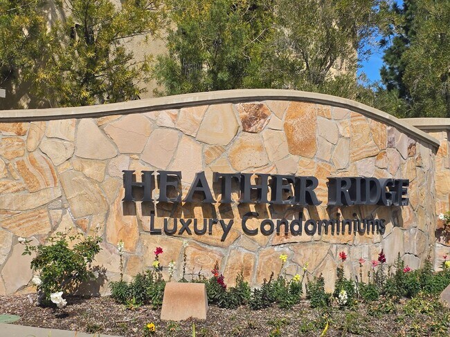 Foto del edificio - Beautiful Upgraded 2 Bedroom 2 Bathroom Townhouse in Gated Community – Santa Clarita